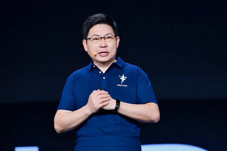 Richard Yu, Executive Director of Huawei, CEO of Huawei's Cloud BU and Consumer Business Group, announcing the launch of six new products