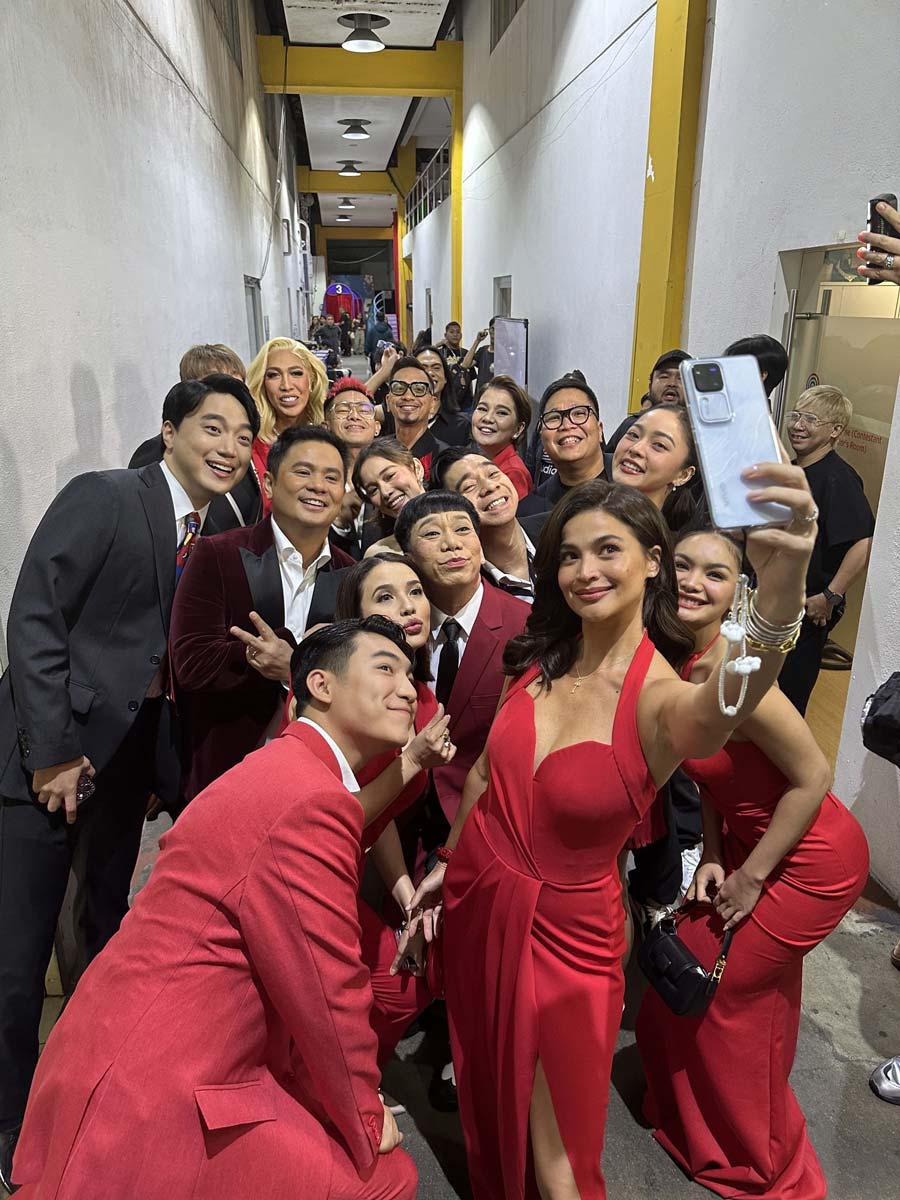 Anne Curtis groufie with It's Showtime cast