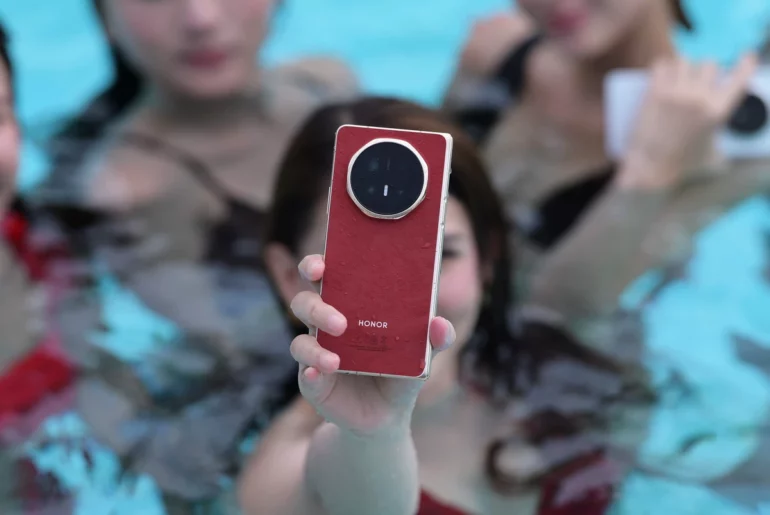 HONOR Magic V6