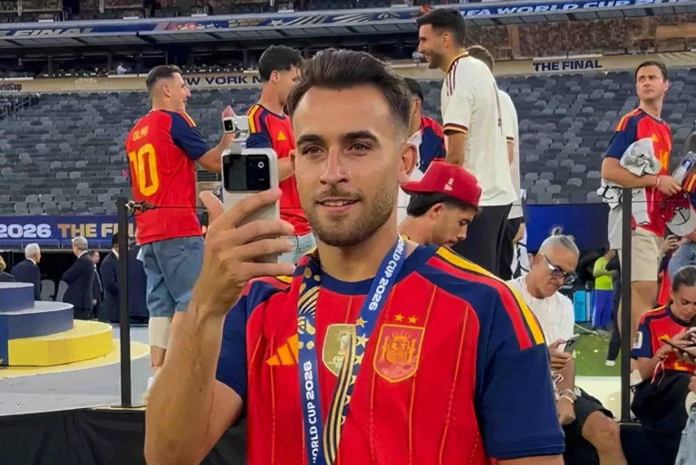 HONOR Robot Phone makes surprise appearance after Spain’s World Cup win honor robot phone eric garcia