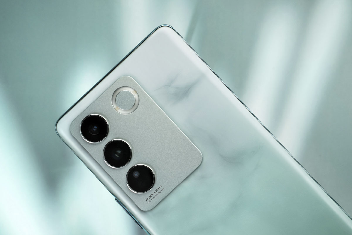 Are you ready with the industry’s first smartphone equipped with an Aura Light Portrait System?