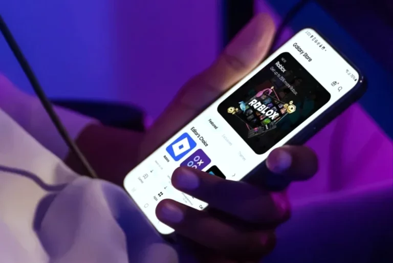 roblox on phone in hand